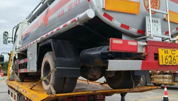油罐車運(yùn)輸 油罐車運(yùn)輸