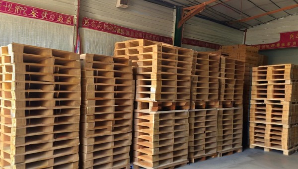 木制托盤(pán)運(yùn)輸.jpg 木制托盤(pán)運(yùn)輸.jpg